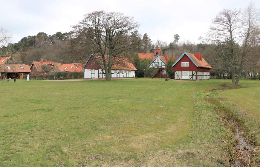 Nė neįtartum, kad šioje vietoje, kur dabar auga graži žolė, seni medžiai, dar XIX a. pabaigoje būtų tekę stovėti vandenyje, mariose.  