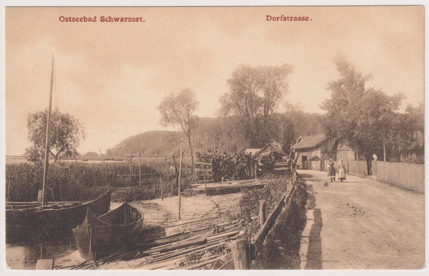 Prie kelią atstojusios gatvės rymo kuršvaltės. Marios Juodkrantėje buvo visai šalia namų ir potvynių metu užsemdavo kiemus.  