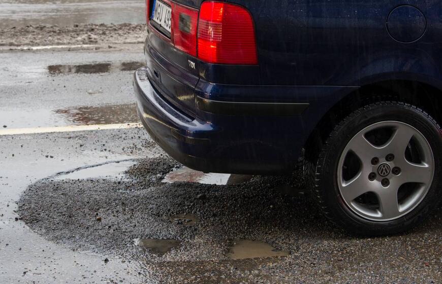 Duobės, automobilis