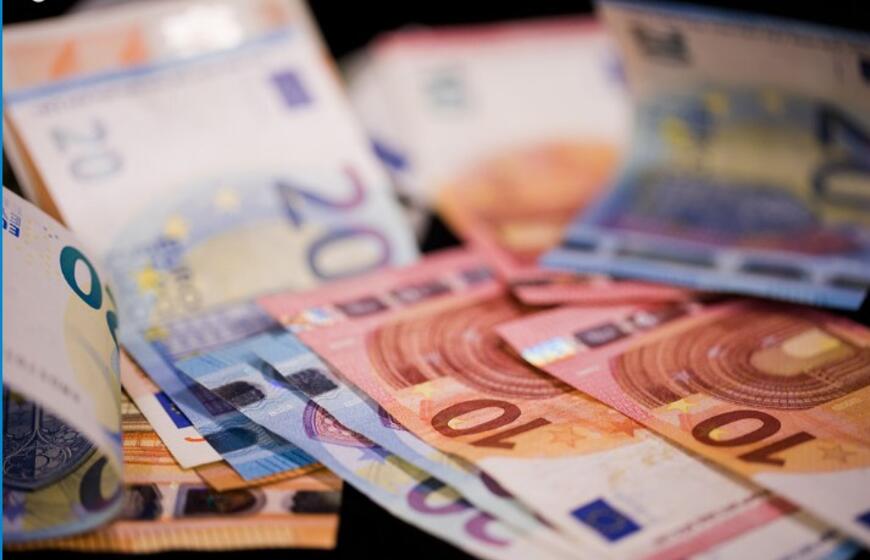 Sukčiai išviliojo dideles sumas