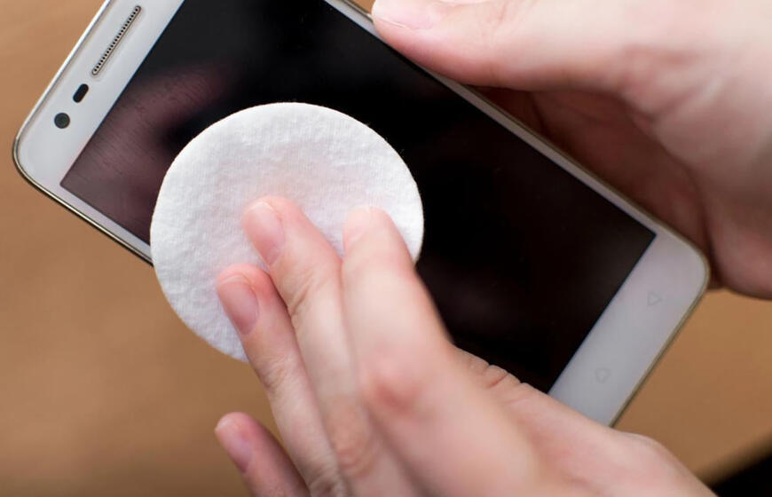 kaip nuvalyti ekraną, krovimo lizdą ir smulkias detales