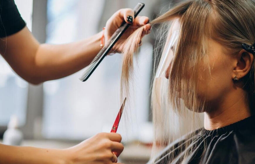 Kaip atrodyti jauniau po 60: 3 „liftingo“ efektą suteikiantys kirpimai