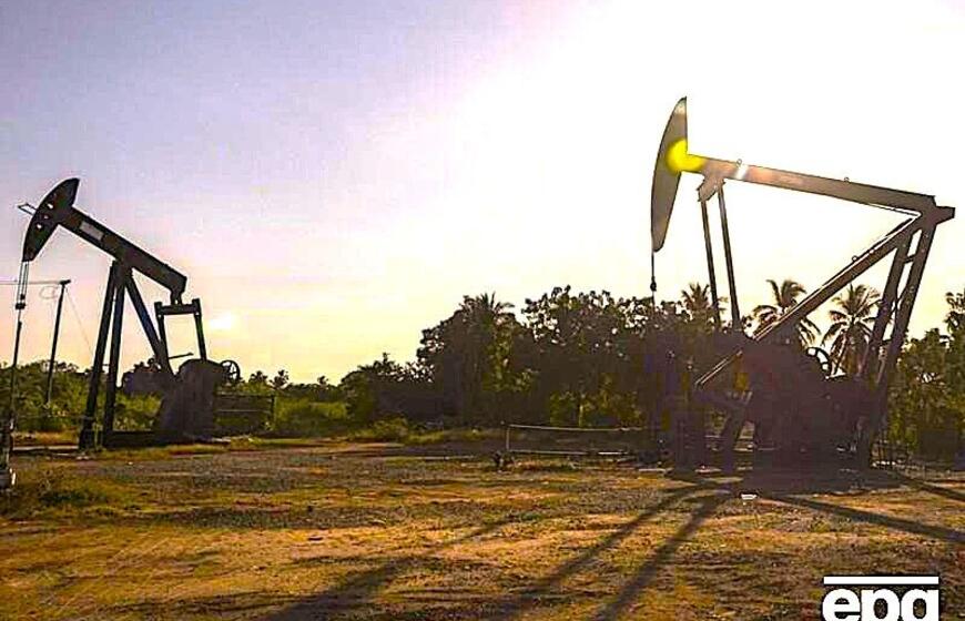 Draudžia bet kokias operacijas, susijusias su Venesuelos naftos eksportu