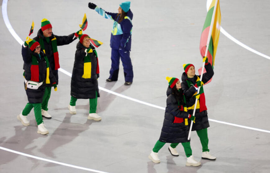 Alison Reed ir Saulius Ambrulevičius nešė vėliavą per žiemos olimpinių žaidynių atidarymą