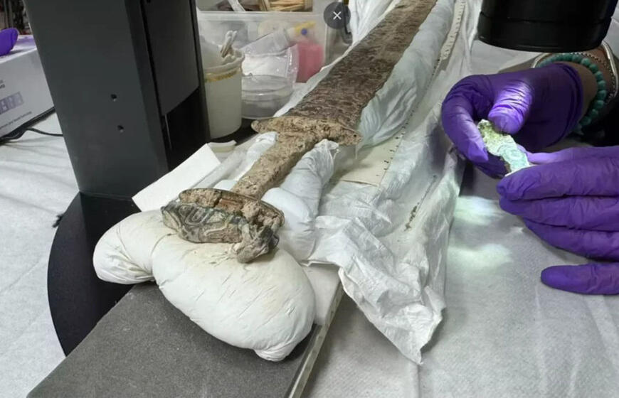 Anglijoje rastas 1500 metų senumo runomis išraižytas kalavijas nustebino net mokslininkus