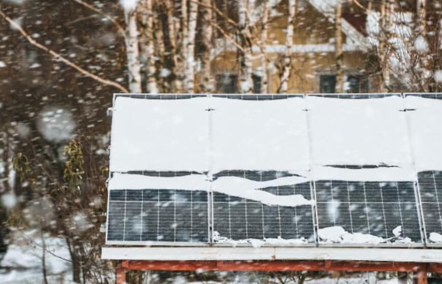 Saulės elektrinė žiemą