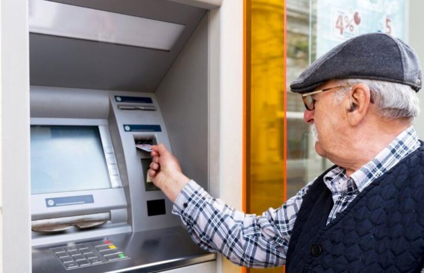 Senjoras prie bankomato