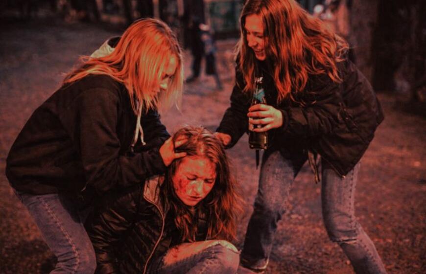 Smurtaujančios merginos