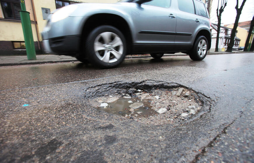 gatvėse atsivėrusias duobes savivaldybės rangovai šį pavasarį jau tvarko po antrą ir trečią kartą