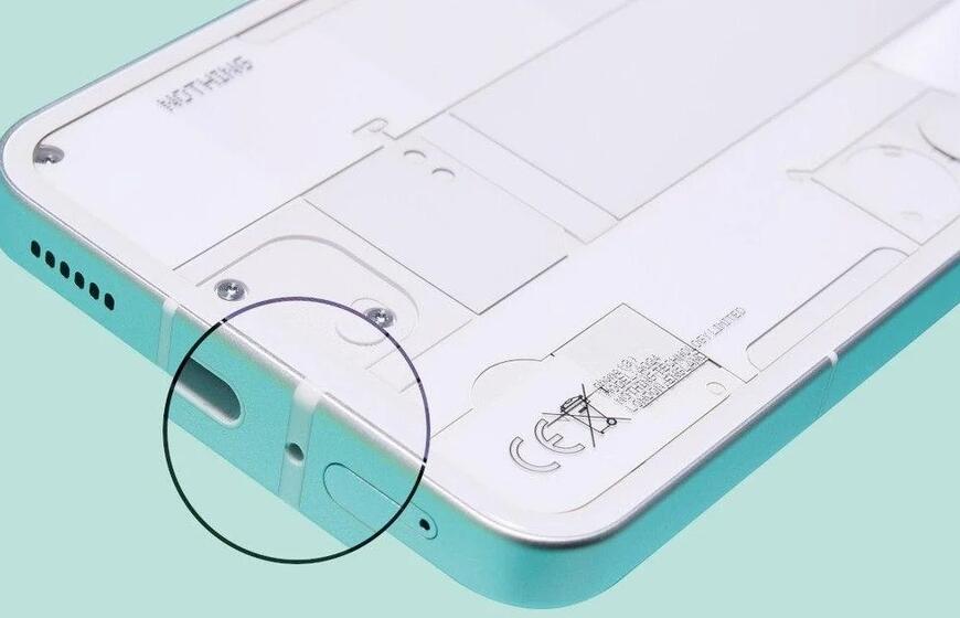 Kam reikalinga maža skylutė šalia telefono įkrovimo lizdo