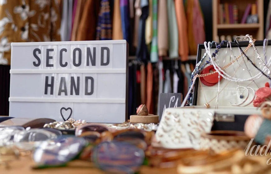 Britė „labdarinėje" už 3,95 svaro įsigijo paslaptingą krepšį