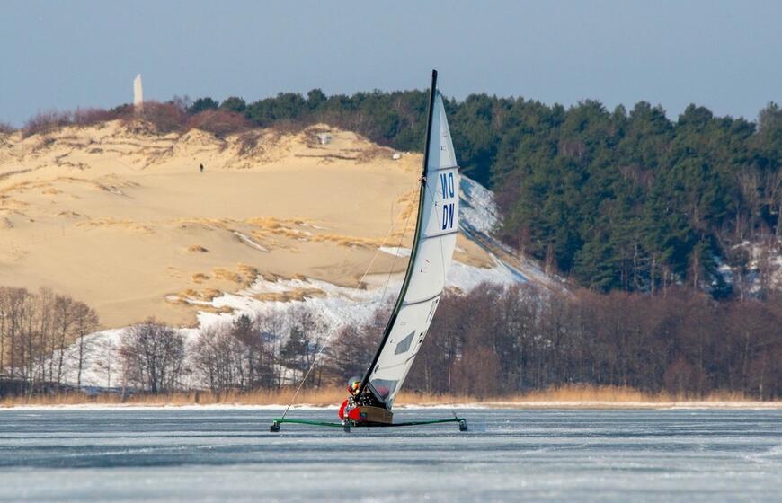 Nidoje ant pavasarinio ledo uždarytas ledo jachtų sezonas