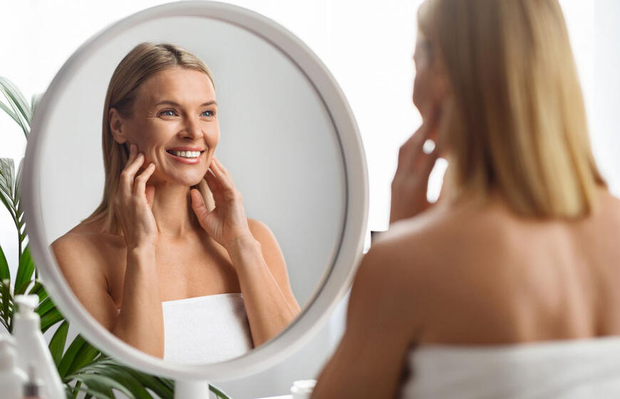 Kaip atrodyti jauniau naudojant makiažą