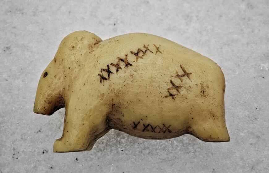 40 000 metų senumo mamuto statulėlės iš Vogelherdo urvo Vokietijoje, kurios paviršiuje yra daugybė kryželių ir taškų sekų, šiuolaikinė kopija.