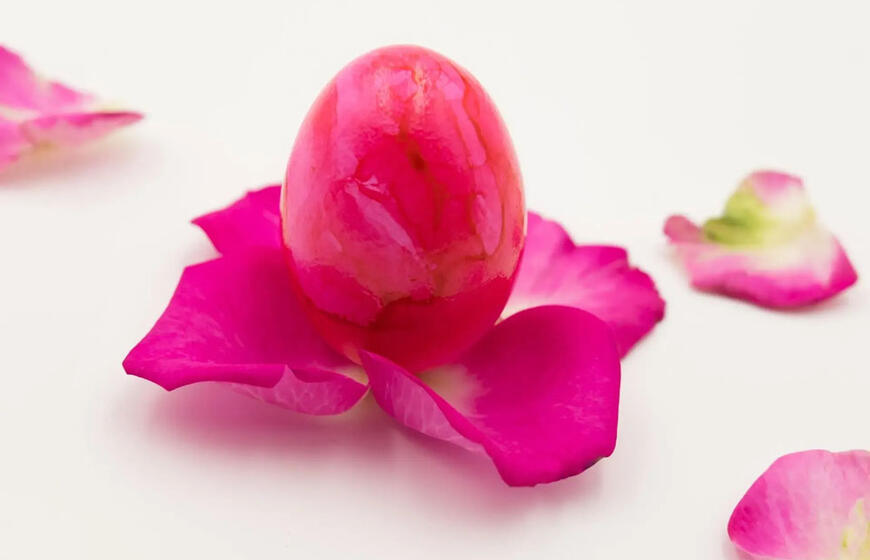 Velykų kiaušinius dažau rožių žiedų spalva