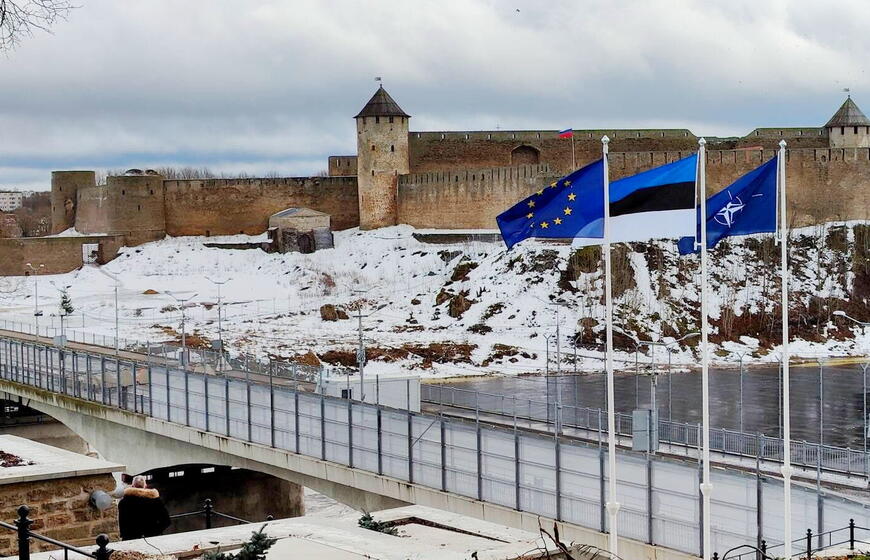 Strateginė riba: NATO ir ES vėliavos prie tilto į Rusiją Narvoje