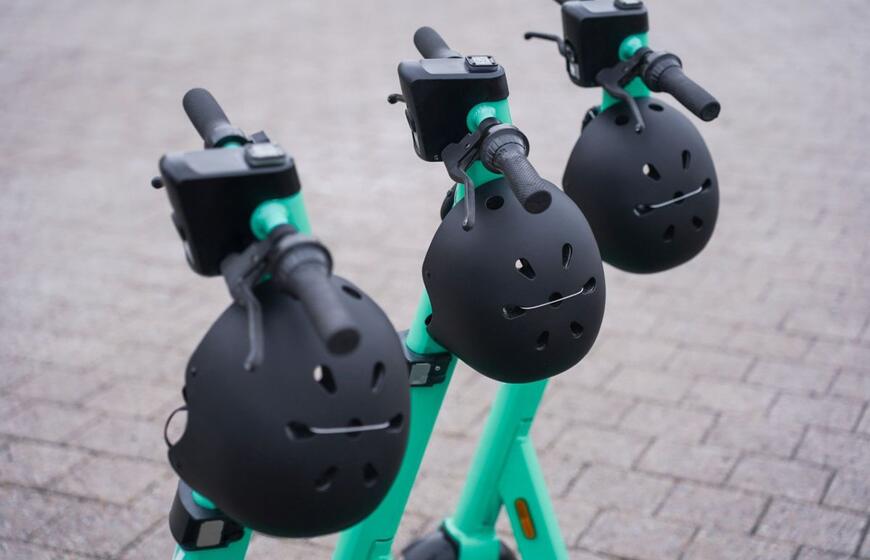 Vagiami paspirtukų šalmai