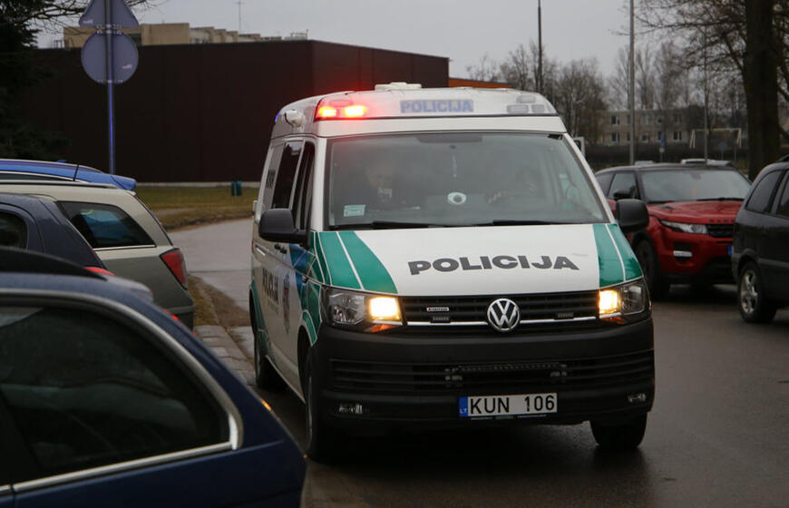 Sostinės policija tęsia į banką įsiveržusio užpuoliko paiešką