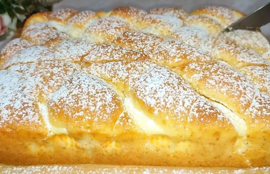 Stiklinė kefyro ir pakelis varškės – pyragas „Pūkelis“ jau ant stalo