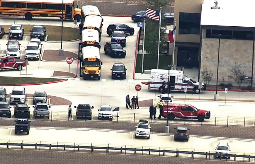 Teksaso vidurinėje mokykloje mokinys šovė į mokytoją, po to nusišovė