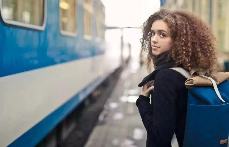 Viena keliaujanti moteris