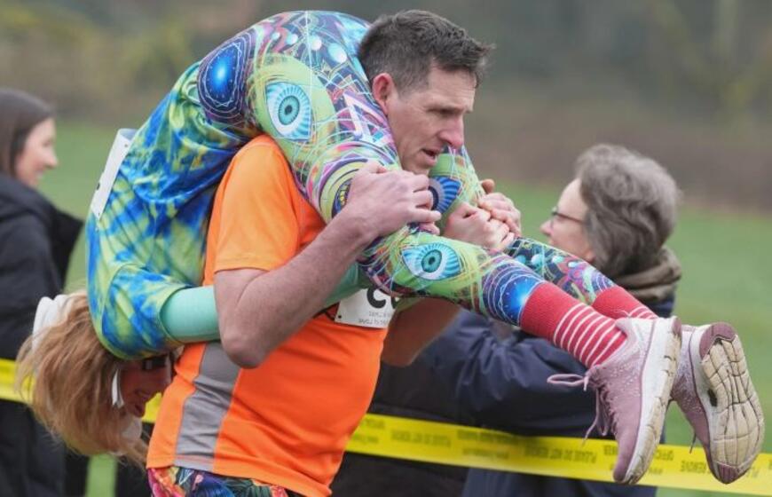 Suomijos pora laimėjo žmonų nešimo čempionatą Anglijoje