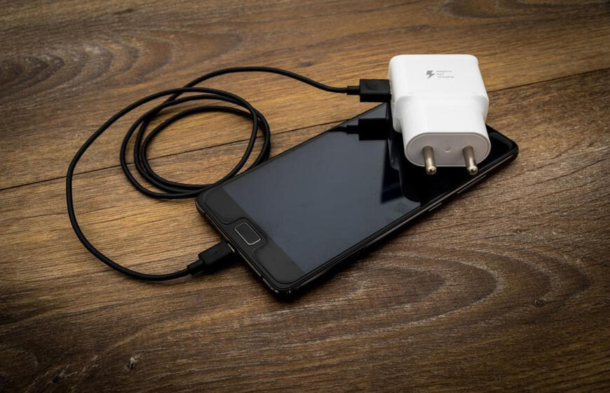 keisčiausios telefonų įkrovimo jungtys