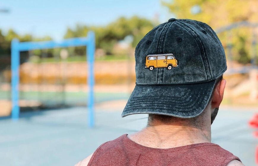 ką iš tikrųjų reiškia kepurė su snapeliu, nešiojama atgal