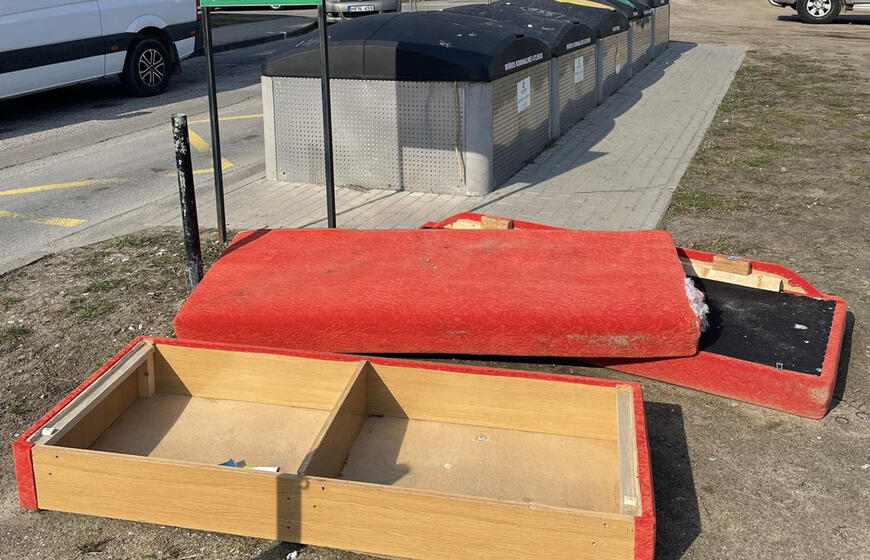 Šiukšlės, seni baldai, atliekų konteineriai