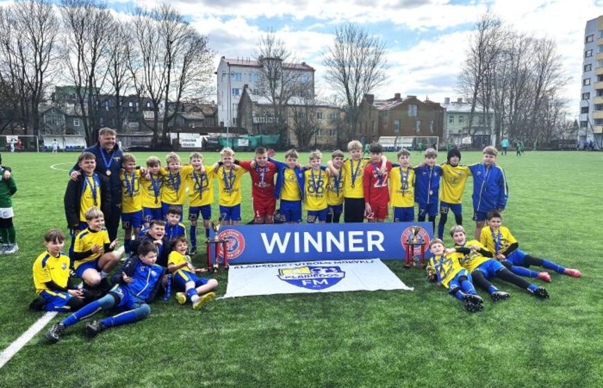 Treneris Edmundas Gaigalas su auklėtiniais