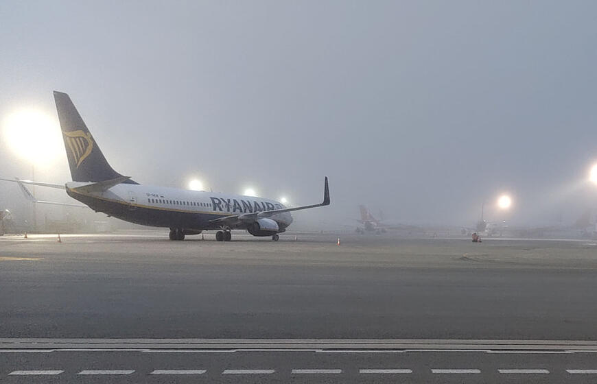 Lėktuvas, oro uostas, rūkas