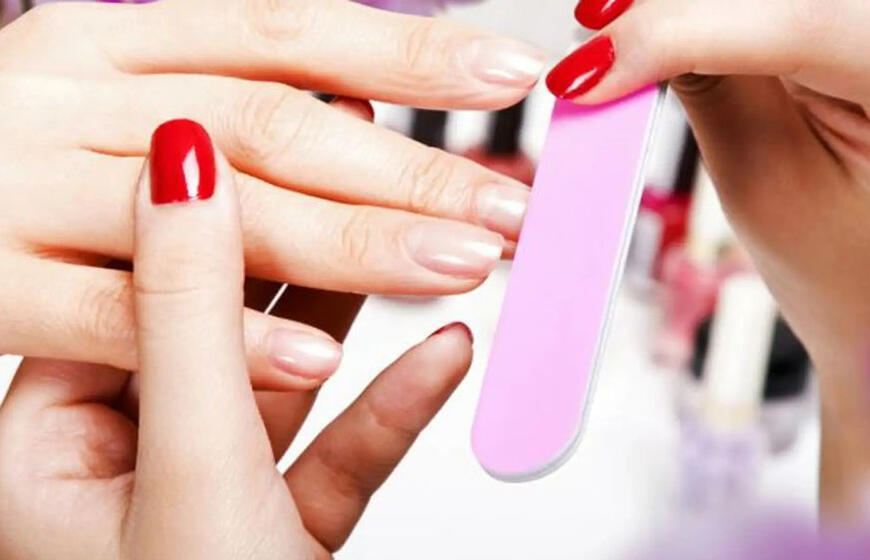 Manikiūrininkai dalijasi 6 dalykais, kurių niekada neturėtumėte daryti nagų salone