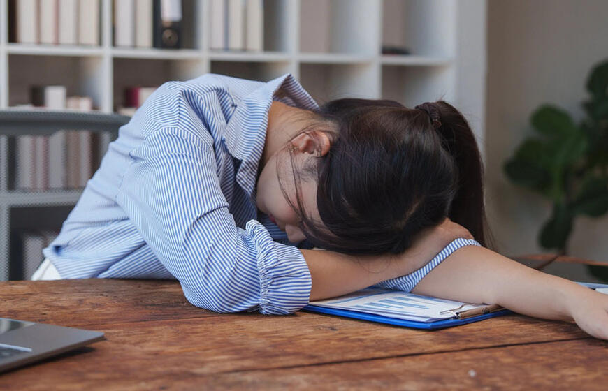 Kinijoje moteris, nepatenkinta atlyginimu, darbe 5 valandas miegojo