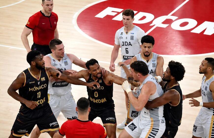 Smurtas aikštelėje