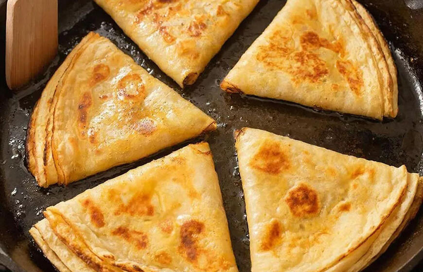 Sluoksniuoti paplotėliai keptuvėje