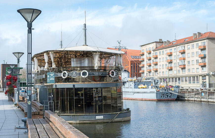 lauko kavinės senamiestyje, tiek Dangės upėje