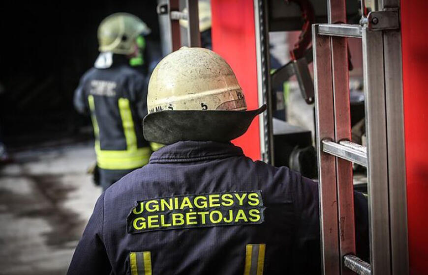 Uugniagesiams teko pjauti spyną ir iš policijos automobilio išvaduoti sulaikytąjį