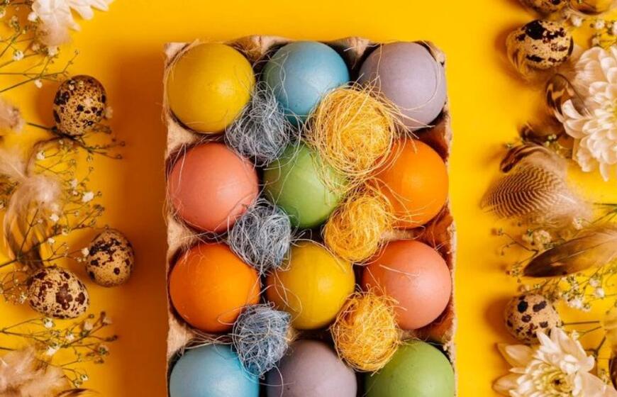 Kokiomis spalvomis dažyti kiaušinius Velykoms