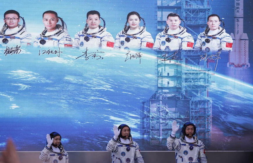 Trys Kinijos astronautai, vykdydami misiją „Shenzhou-23“, išvyko į kosminę stotį
