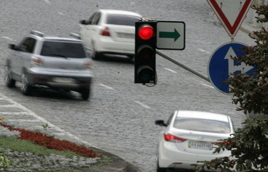 Kodėl kelyje lėtesni automobiliai visada jus pasiveja?