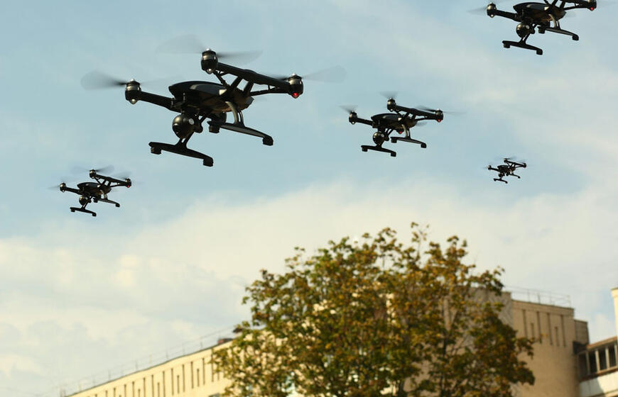 Britanija išbandė pirmąjį pasaulyje visiškai autonominį dirbtinio intelekto dronų spiečių