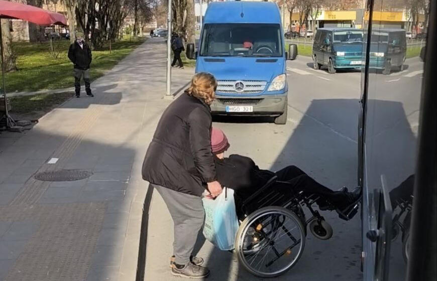Autobusų stotelė, žmogus su negalia, mikroautobusas