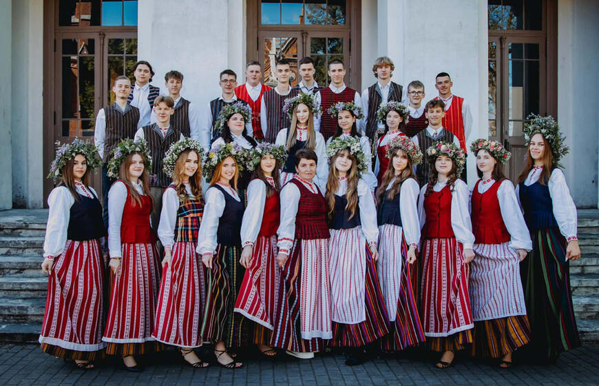 Švėkšna, abiturientai, tautinis kostiumas