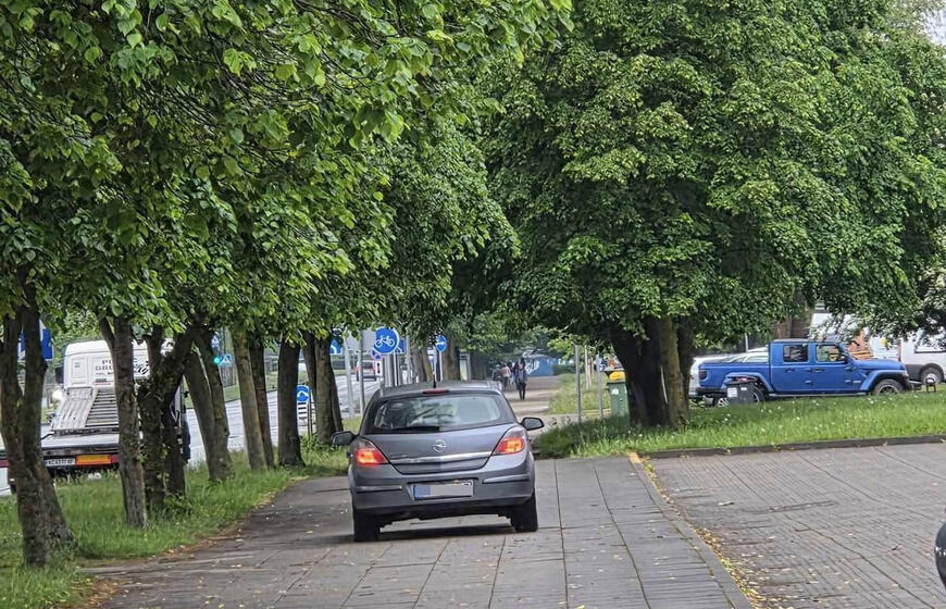 automobilis piesčiuju take