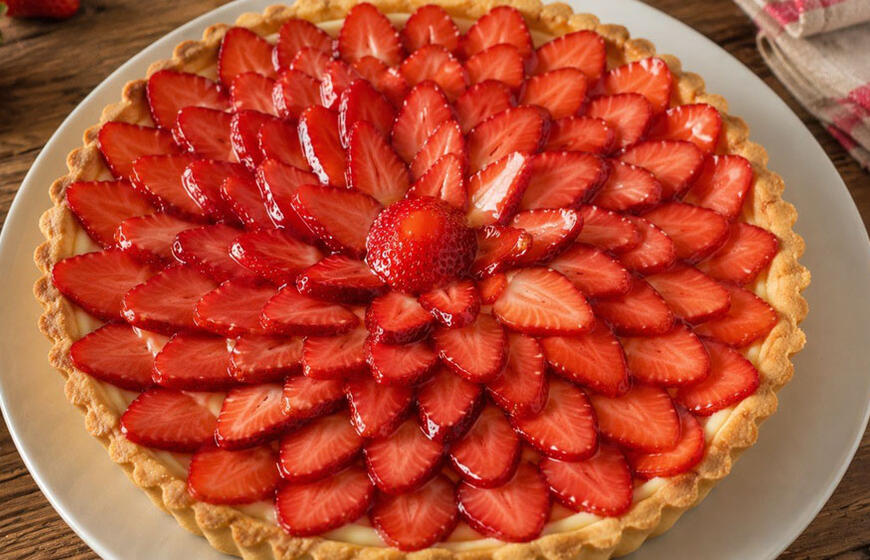 Braškių „crostata" su plikytu kremu – desertas
