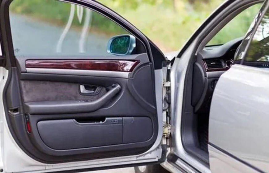 Viena klaida išlipant iš automobilio gali sukelti avariją: ką pataria vairuotojams