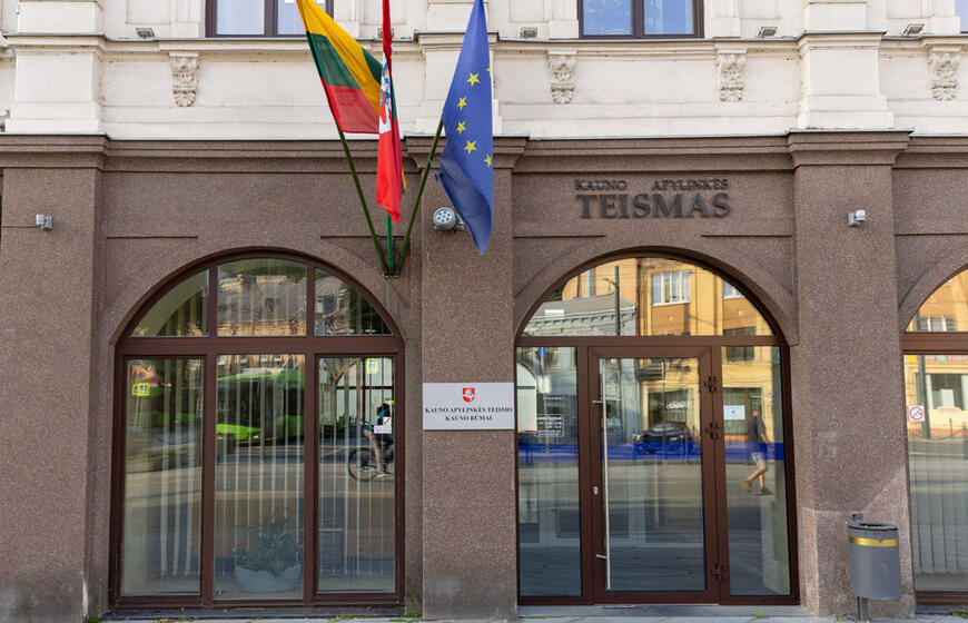 Per posėdį teisme Kaune kaltinamasis sužalojo policininką