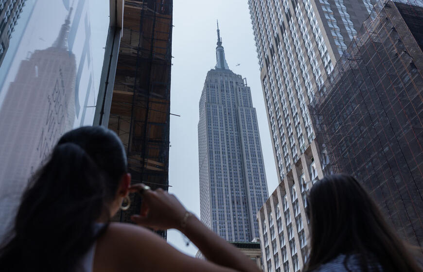 Du žmonės Niujorke įkopė į dangoraižį „Empire State Building“ ir išskleidė taikos transparantą