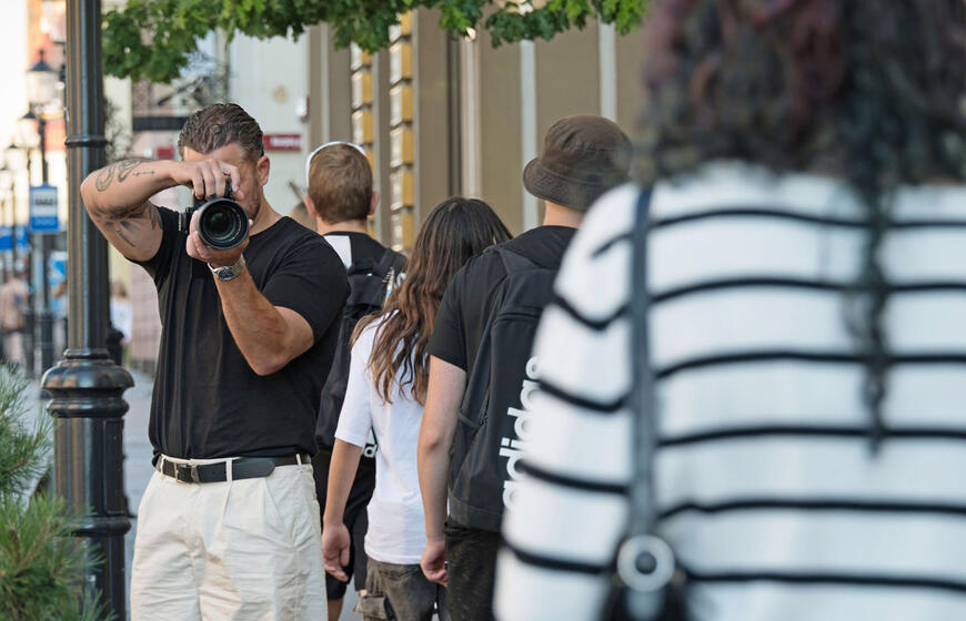 Žmogus svarsto - kur baigiasi gatvės fotografija