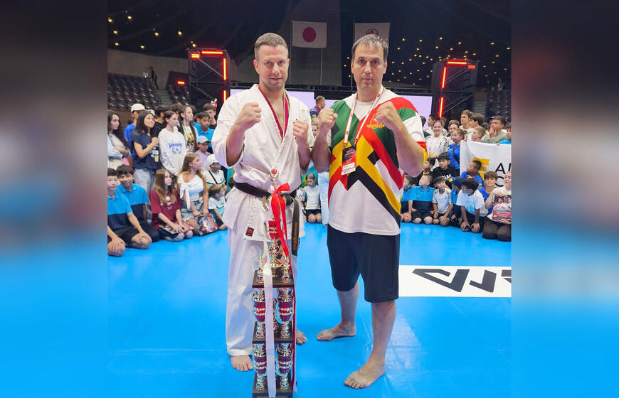 Eventas Gužauskas (kairėje) ir jo treneris Lukas Kubilius prie Tokijuje iškovotos įspūdingos taurės.